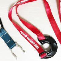カラビナ式と首掛け式はどう違う?ペットボトルホルダーの使い方と特徴