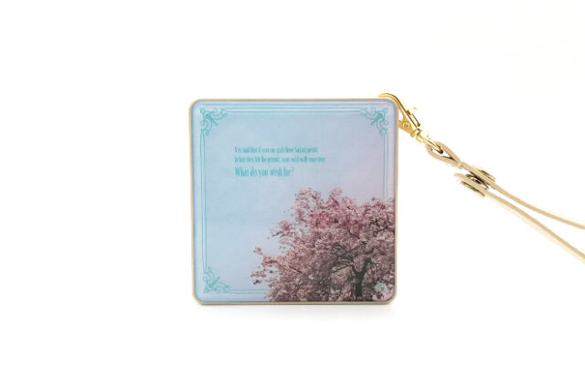淡い青空に満開の桜が咲くスクエアモバイルバッテリー