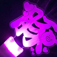愛らしい豚がほのぼのとした雰囲気を演出するアクリルペンライト