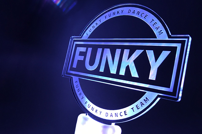 円と長方形のコントラストが映えるFUNKYなデザインのペンライト