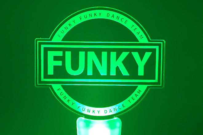 円と長方形のコントラストが映えるFUNKYなデザインのペンライト