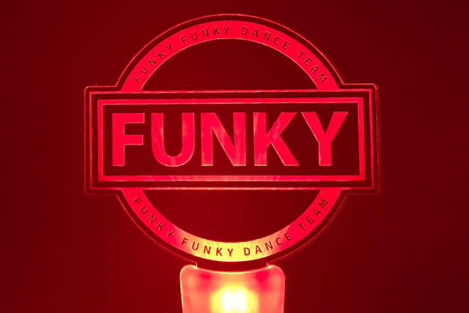 円と長方形のコントラストが映えるFUNKYなデザインのペンライト