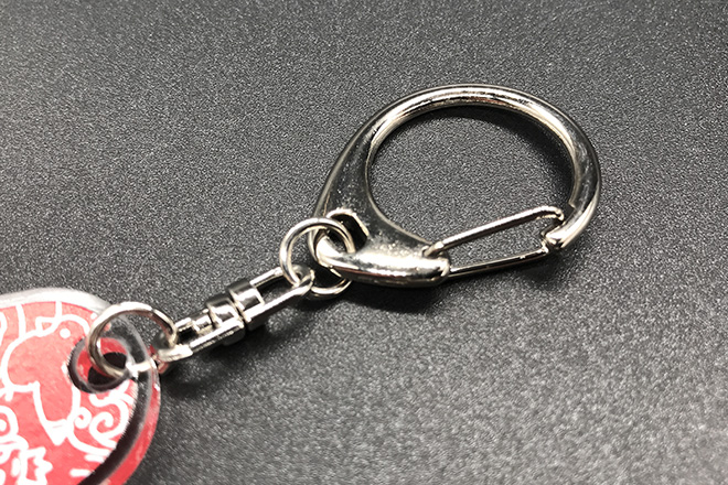 鮮烈レッドが際立つ両面デザインのモーテルキー