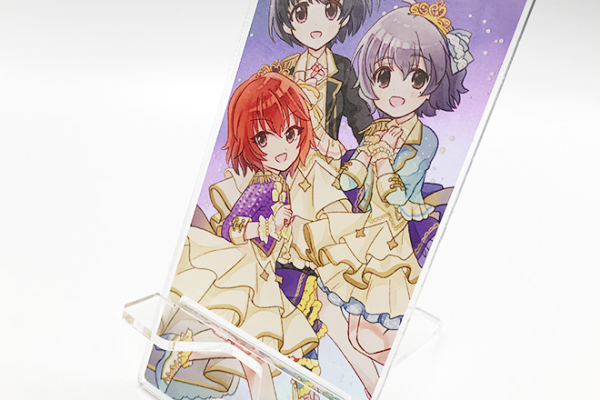 アイドル3人の魅力が存分に楽しめるスマホスタンド