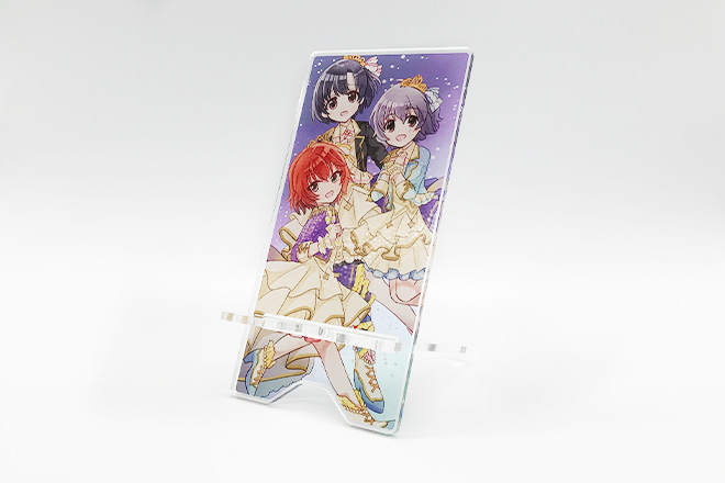 アイドル3人の魅力が存分に楽しめるスマホスタンド