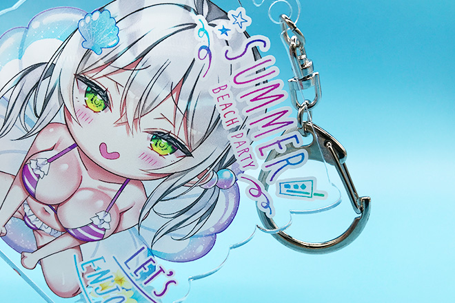水着姿の女の子が魅力的に描かれたアクリルキーホルダー