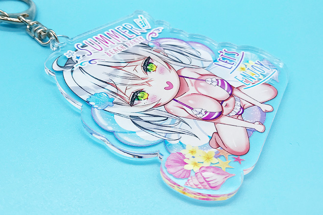 水着姿の女の子が魅力的に描かれたアクリルキーホルダー