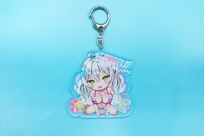 水着姿の女の子が魅力的に描かれたアクリルキーホルダー