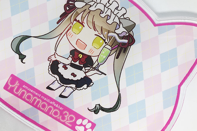 ジュースを運ぶメイドさんが描かれたネコ型のアクリルコースター