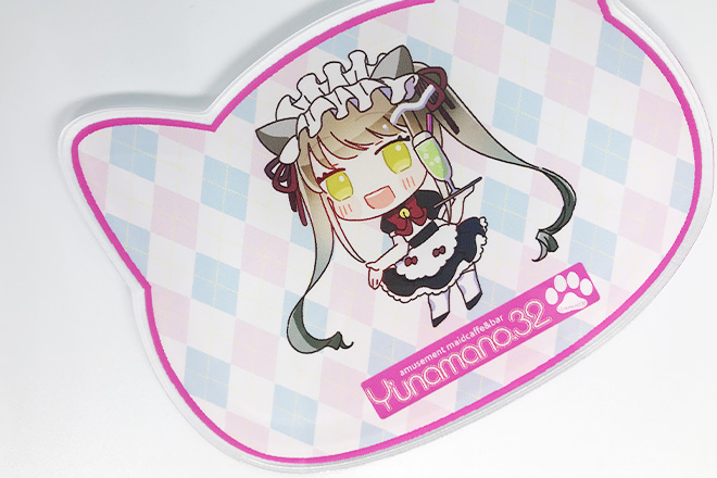 ジュースを運ぶメイドさんが描かれたネコ型のアクリルコースター