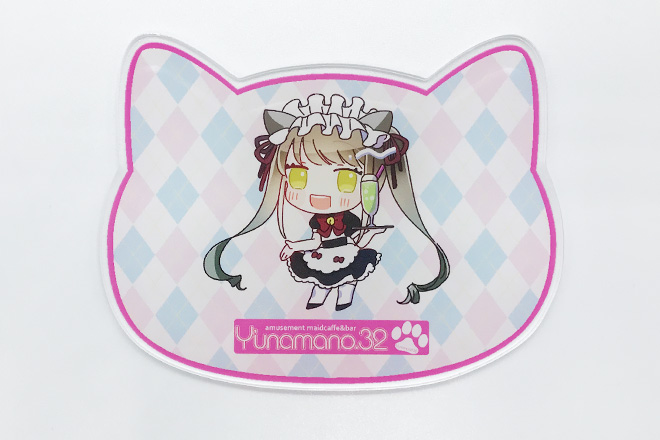 ジュースを運ぶメイドさんが描かれたネコ型のアクリルコースター