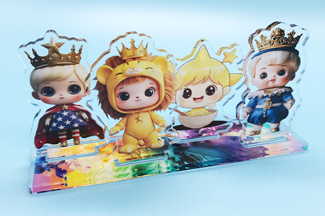 物語をまとった4人のキャラが立ち上がるアクリルスタンド