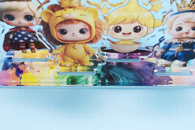 物語をまとった4人のキャラが立ち上がるアクリルスタンド