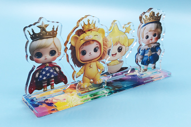 物語をまとった4人のキャラが立ち上がるアクリルスタンド
