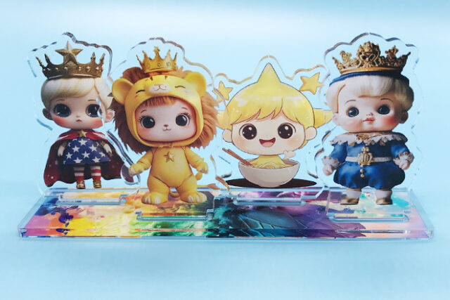 物語をまとった4人のキャラが立ち上がるアクリルスタンド