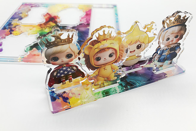 物語をまとった4人のキャラが立ち上がるアクリルスタンド