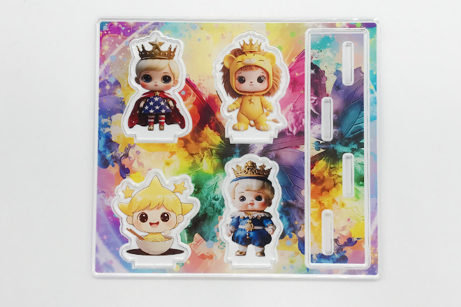 物語をまとった4人のキャラが立ち上がるアクリルスタンド