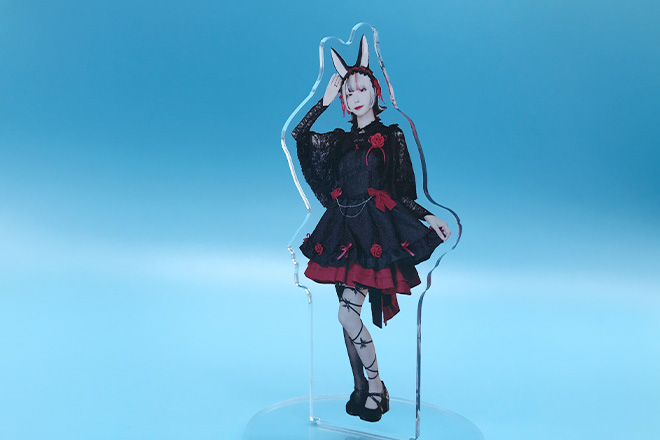 エレガントなドレス姿の女性を鮮やかに描いたアクリルスタンド