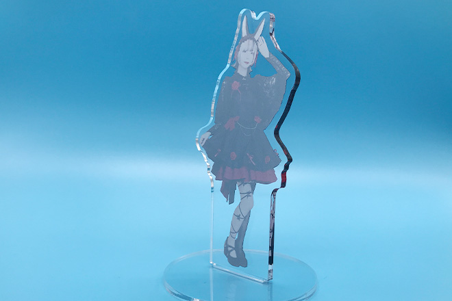 エレガントなドレス姿の女性を鮮やかに描いたアクリルスタンド