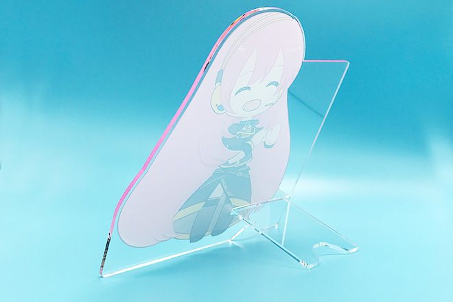 ピンク髪の少女がほほ笑むアクリルスマホスタンド
