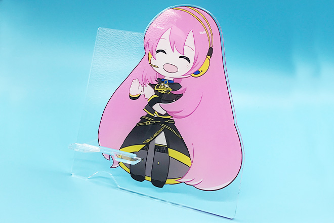 ピンク髪の少女がほほ笑むアクリルスマホスタンド
