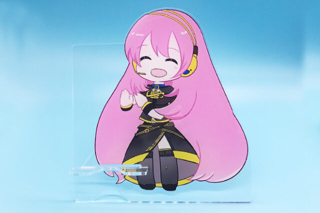 ピンク髪の少女がほほ笑むアクリルスマホスタンド