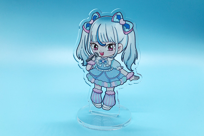 水色とピンクのドレスに包まれた歌姫のアクリルスタンド