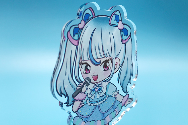 水色とピンクのドレスに包まれた歌姫のアクリルスタンド