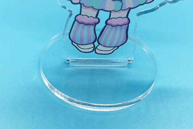 水色とピンクのドレスに包まれた歌姫のアクリルスタンド