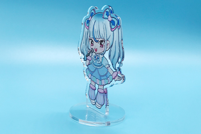 水色とピンクのドレスに包まれた歌姫のアクリルスタンド