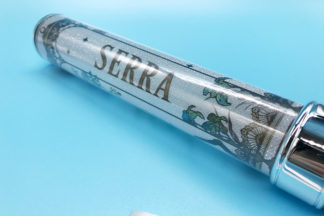 草花とステンドグラスが美しく輝くスティック型ペンライト