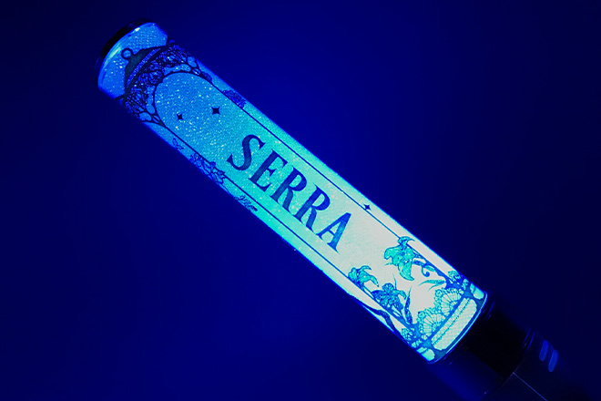 草花とステンドグラスが美しく輝くスティック型ペンライト