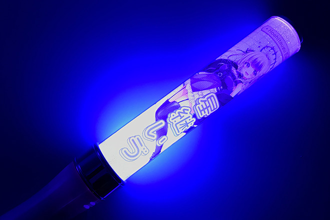 黒いドレスと笑顔が光るスティック型ペンライト