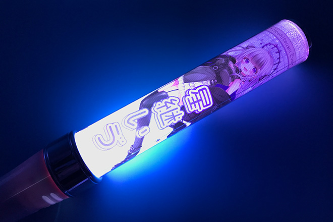 黒いドレスと笑顔が光るスティック型ペンライト