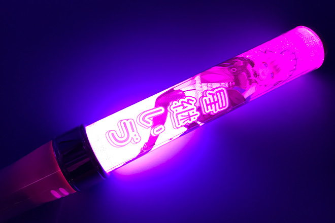 黒いドレスと笑顔が光るスティック型ペンライト