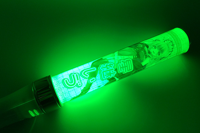 黒いドレスと笑顔が光るスティック型ペンライト