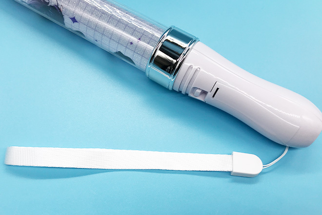 黒いドレスと笑顔が光るスティック型ペンライト