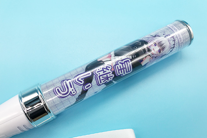 黒いドレスと笑顔が光るスティック型ペンライト