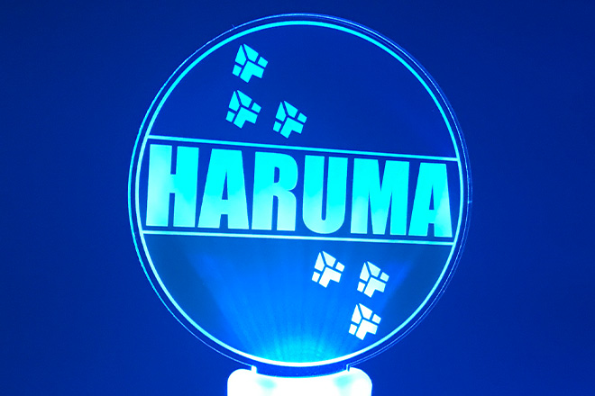 ブルーとイエローが幻想的に輝くアクリルペンライト