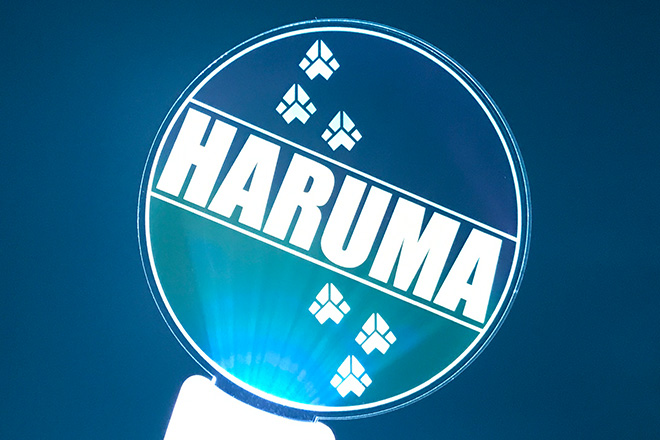 ブルーとイエローが幻想的に輝くアクリルペンライト