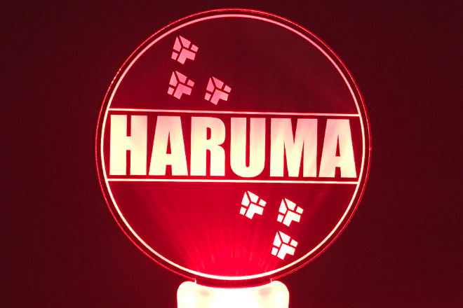 ブルーとイエローが幻想的に輝くアクリルペンライト
