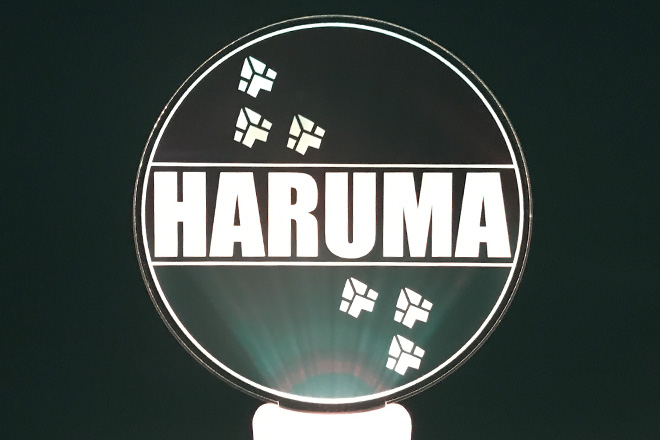 ブルーとイエローが幻想的に輝くアクリルペンライト