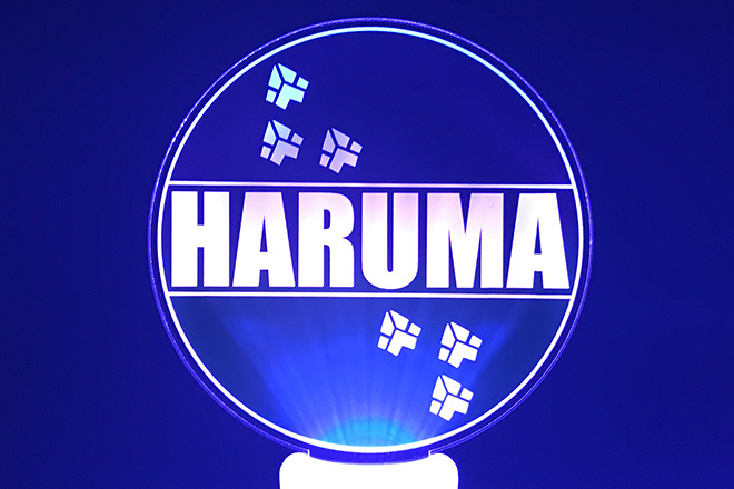 ブルーとイエローが幻想的に輝くアクリルペンライト