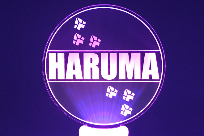 ブルーとイエローが幻想的に輝くアクリルペンライト