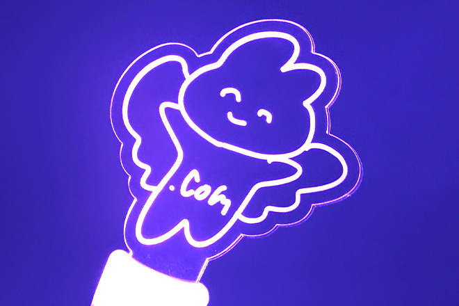 かわいいイラストが光るオリジナル型のアクリルペンライト