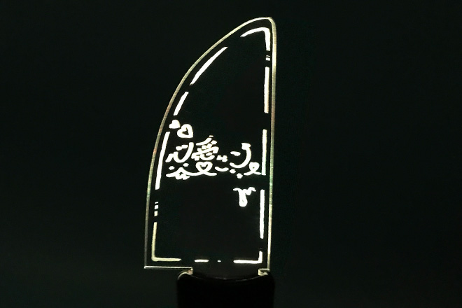 シャープな輪郭が映えるレーザー彫刻のペンライト