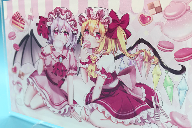 小悪魔的なかわいさの女の子たちがティータイムを楽しむアクリルスタンド