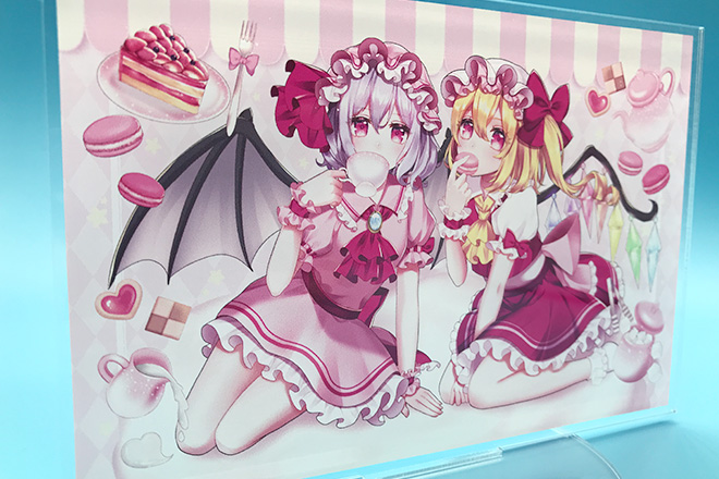 小悪魔的なかわいさの女の子たちがティータイムを楽しむアクリルスタンド