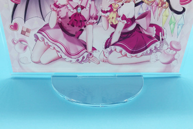 小悪魔的なかわいさの女の子たちがティータイムを楽しむアクリルスタンド