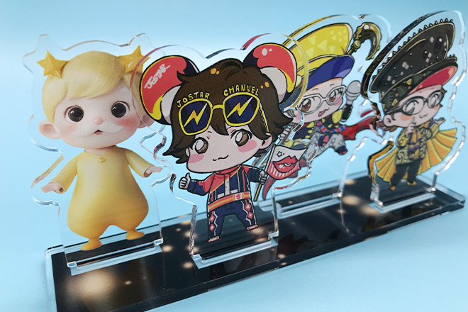 豪華な衣装の4人が輝くアクリルスタンド(プレートタイプ)